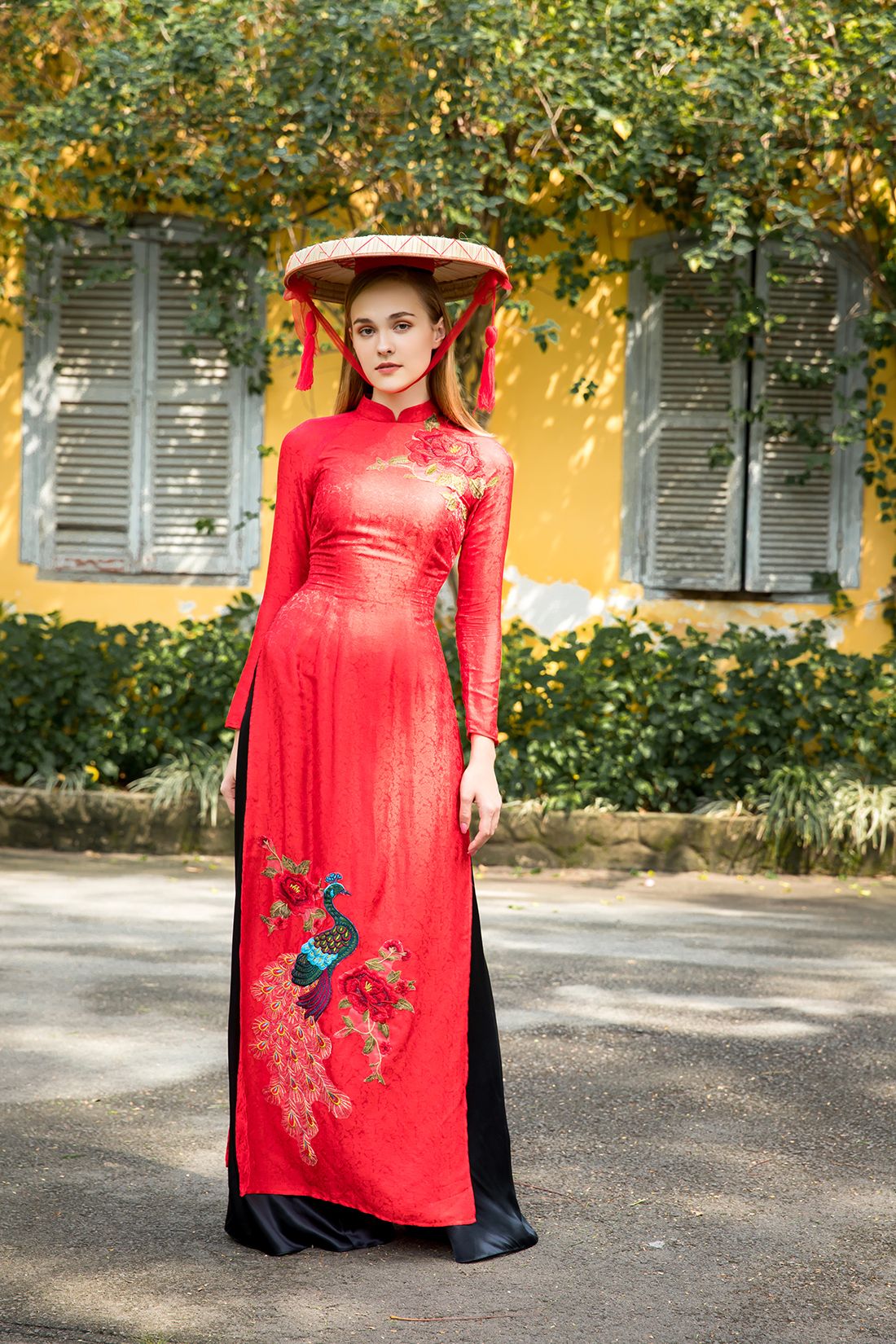 Áo dài truyền thống gấm