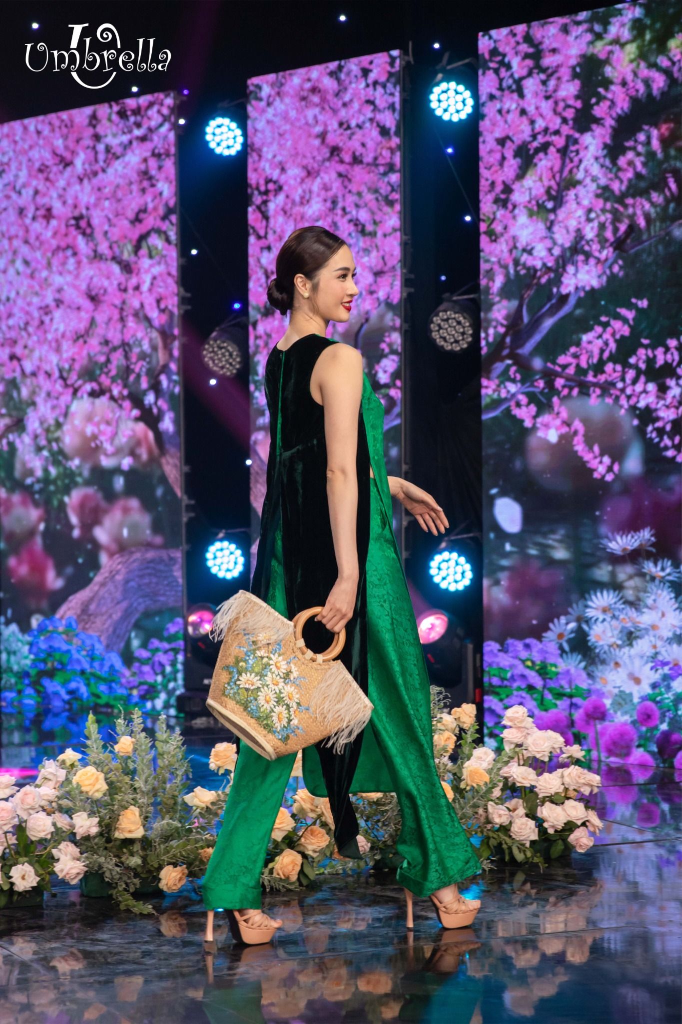 Áo dài lụa xẻ 2 vạt