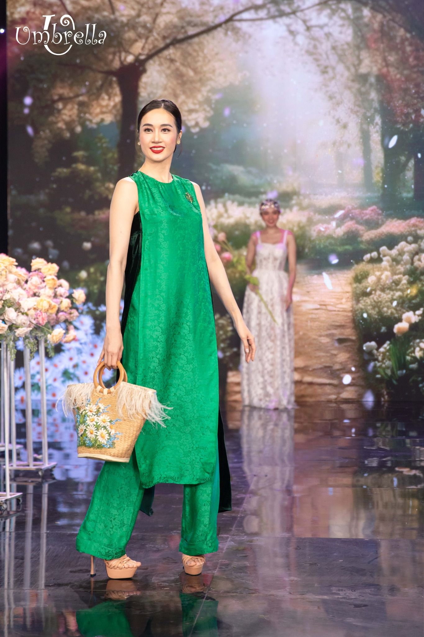 Áo dài lụa xẻ 2 vạt