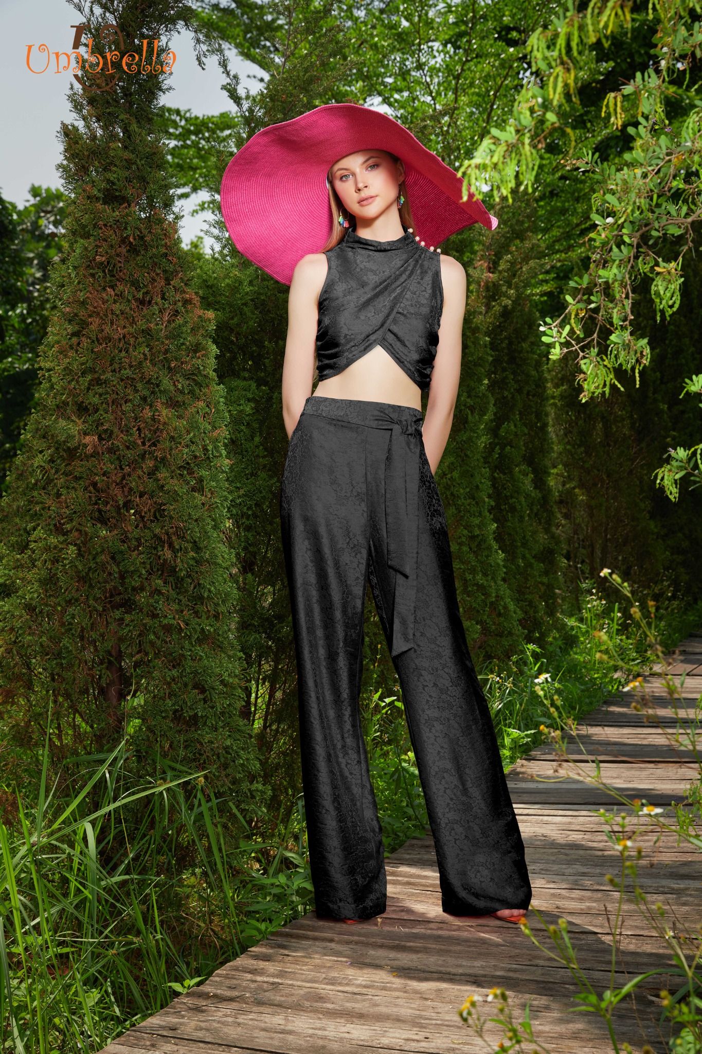 Áo lụa cổ cao crop ngực