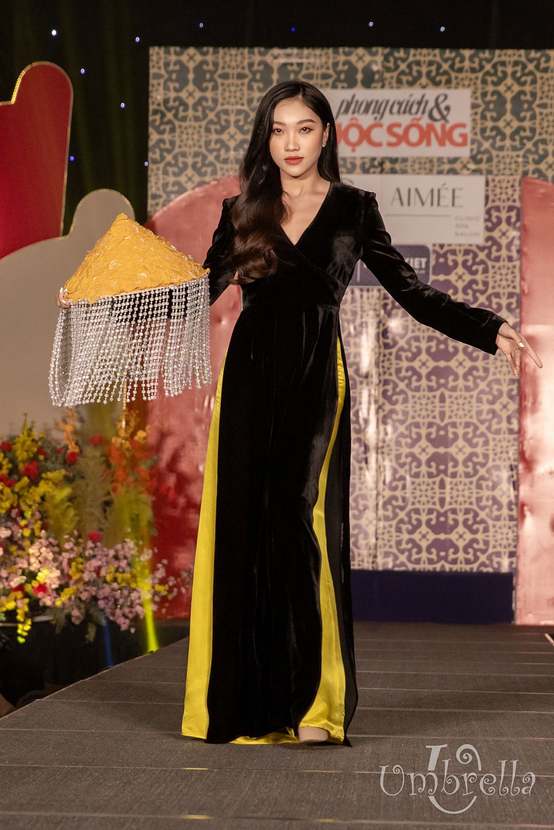 Áo dài nhung độn vai
