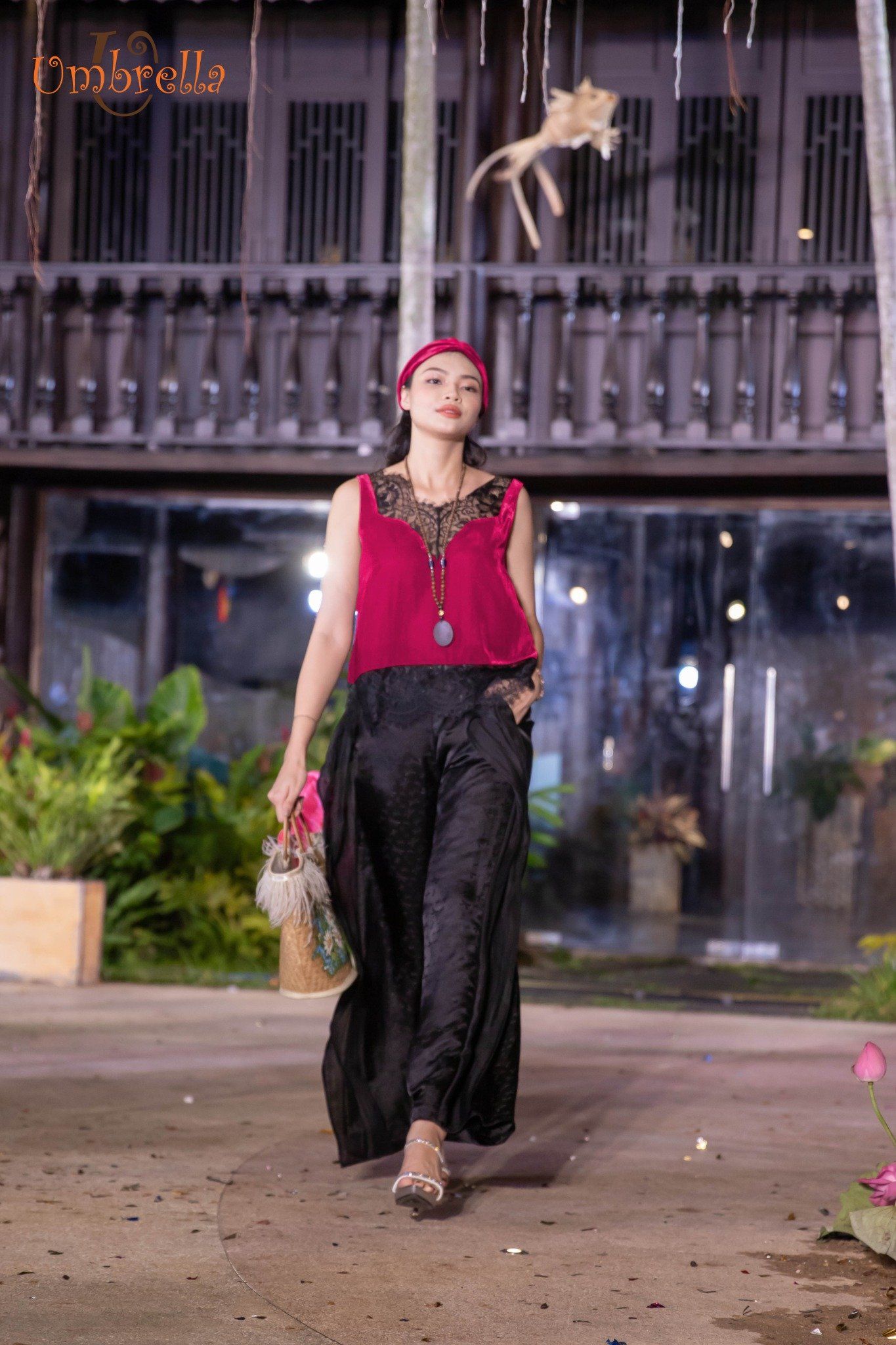 Áo nhung phối ren
