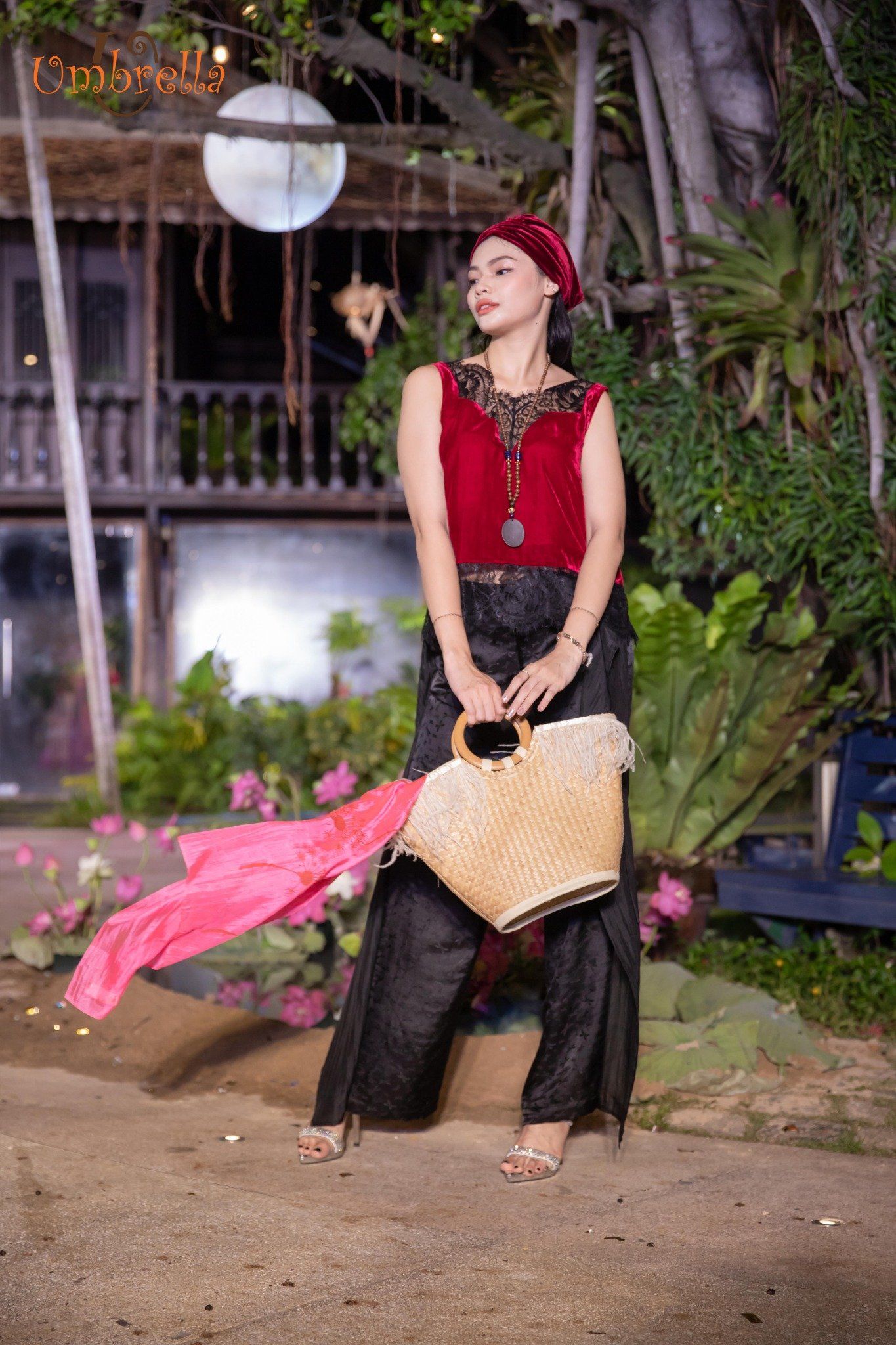 Áo nhung phối ren
