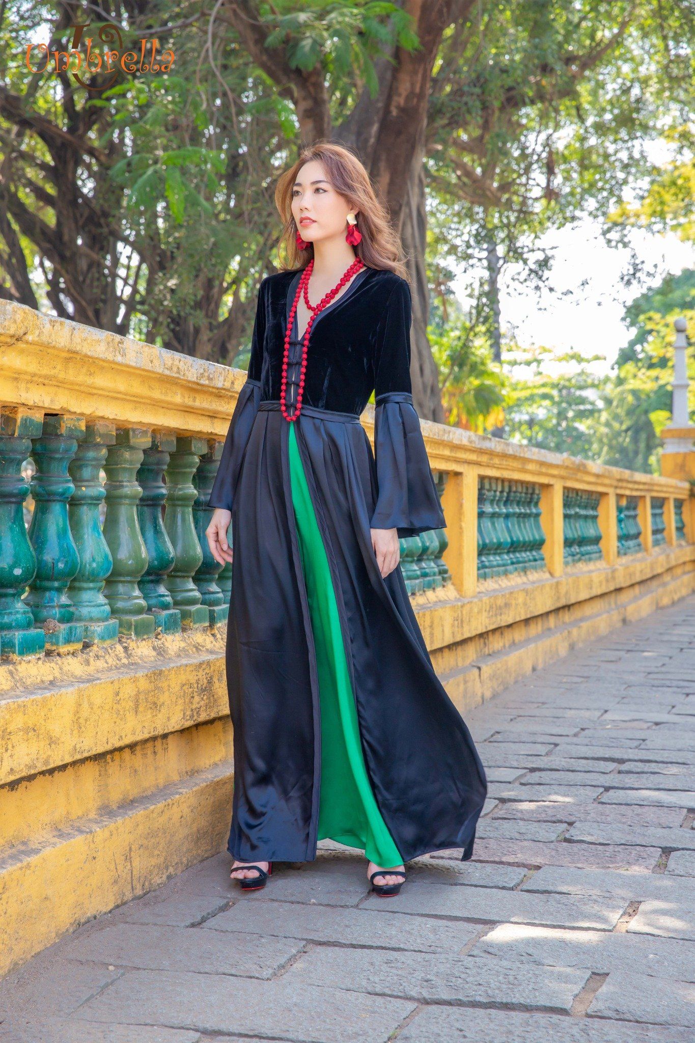 Áo dài phối nhung xẻ 3 tà
