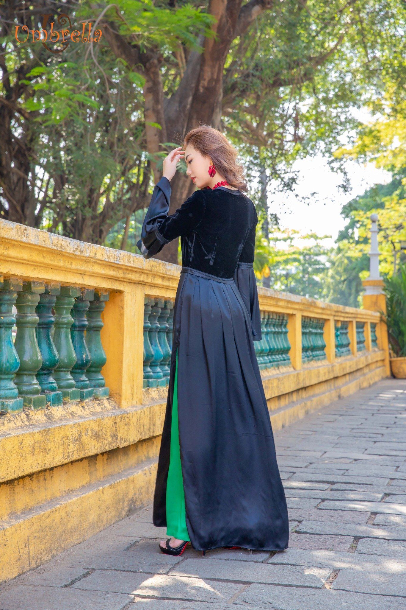 Áo dài phối nhung xẻ 3 tà
