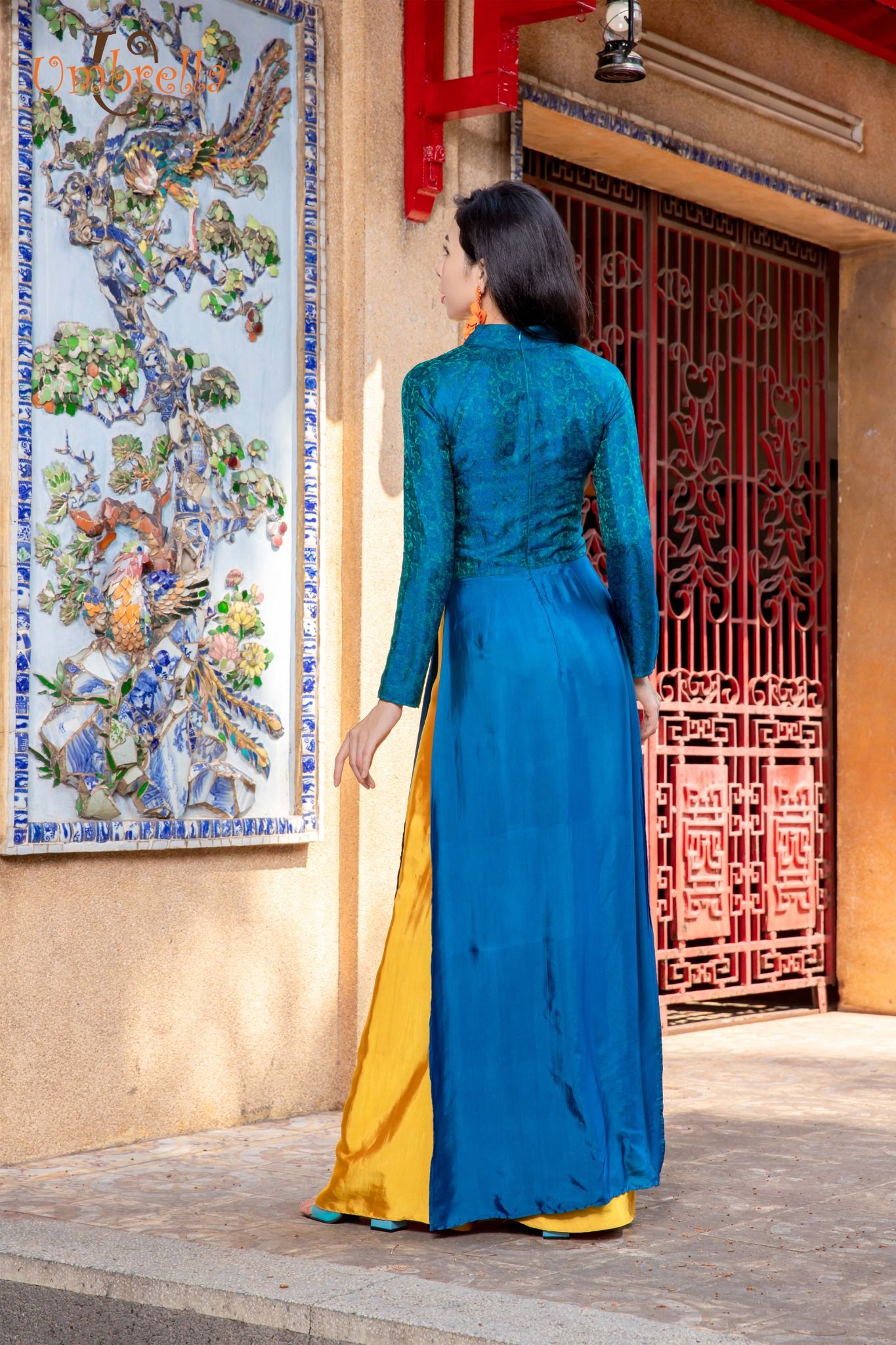 Áo dài cổ V xẻ 3 tà