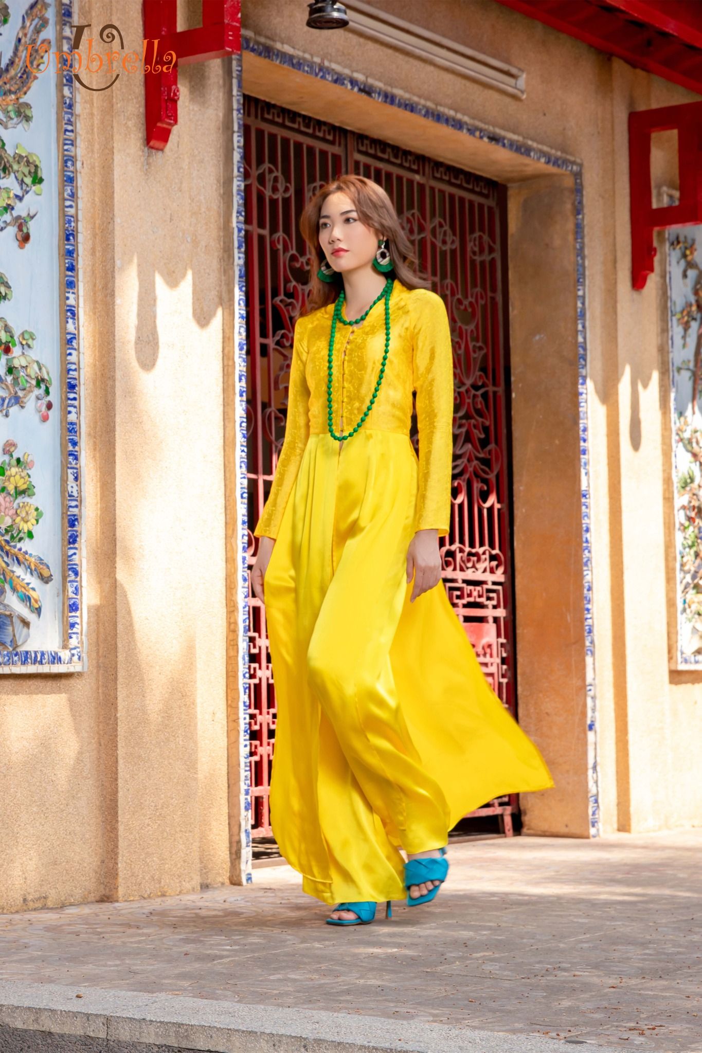 Áo dài cổ V xẻ 3 tà