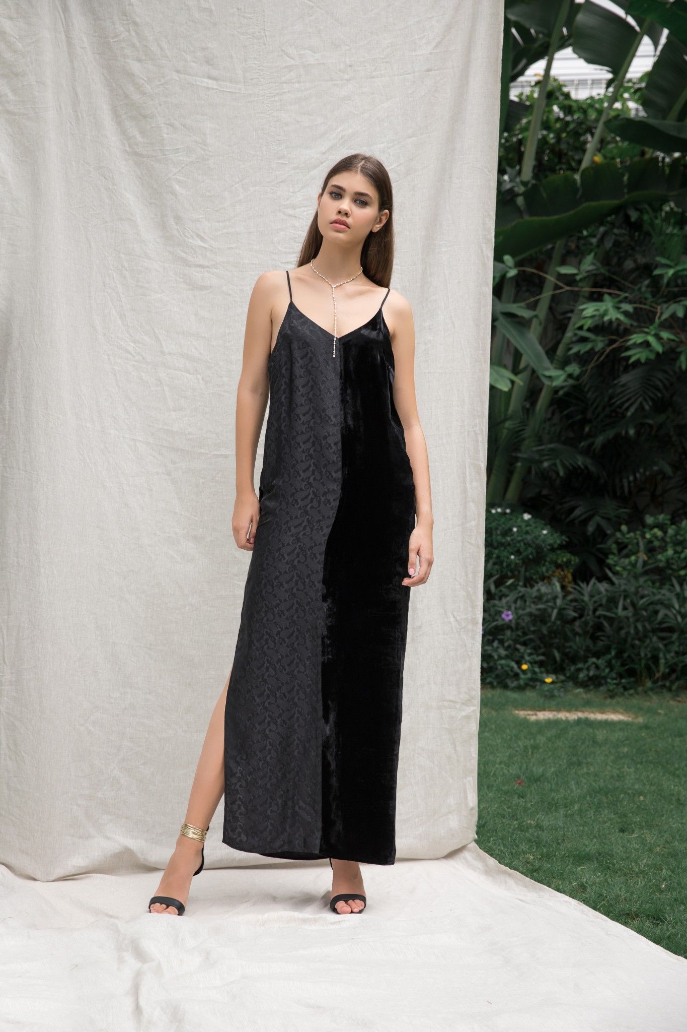 Đầm dài 2 dây nhung lụa