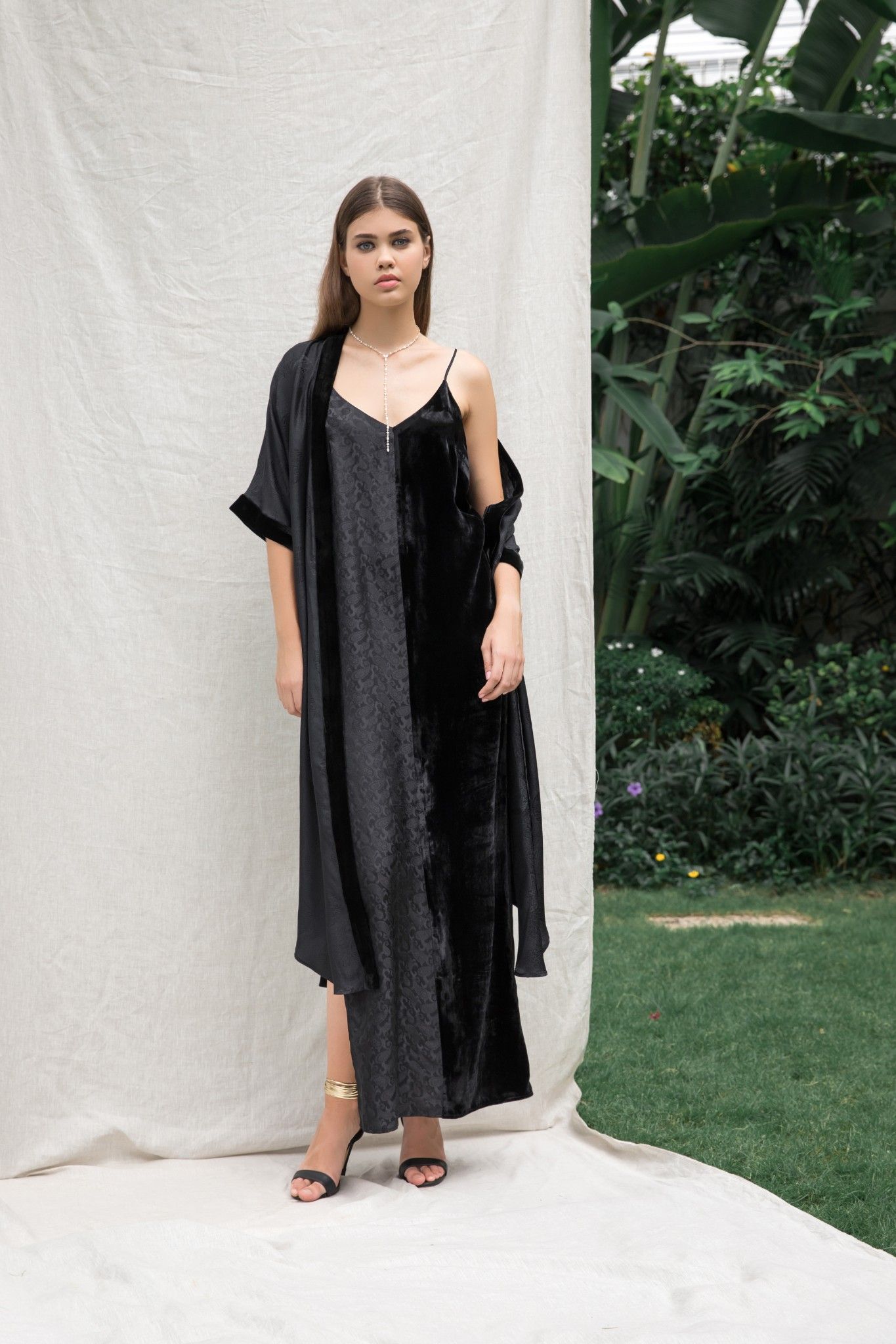 Đầm dài 2 dây nhung lụa