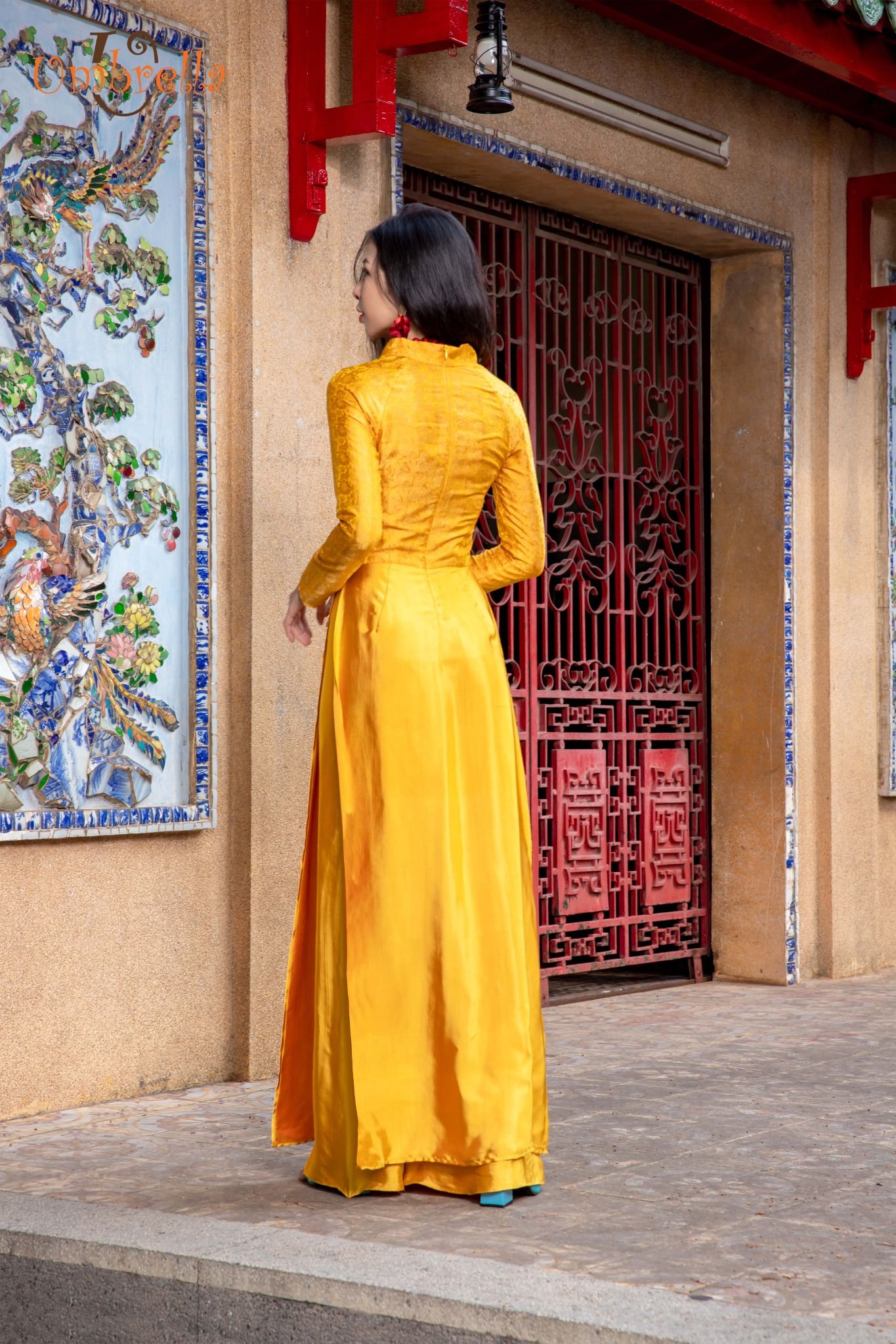 Áo dài cổ V xẻ 3 tà