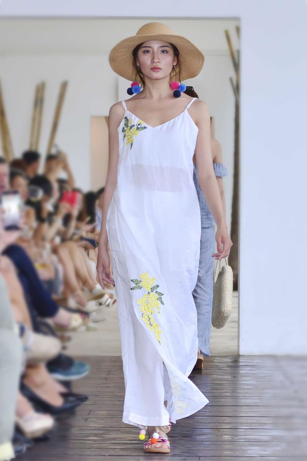 Đầm Linen 2 dây xẻ đùi