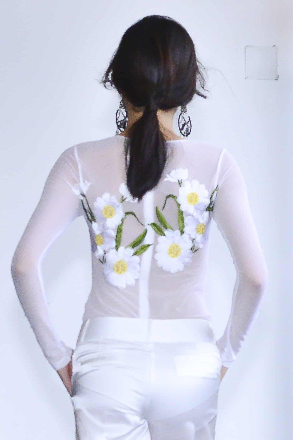 Áo lưới đính hoa