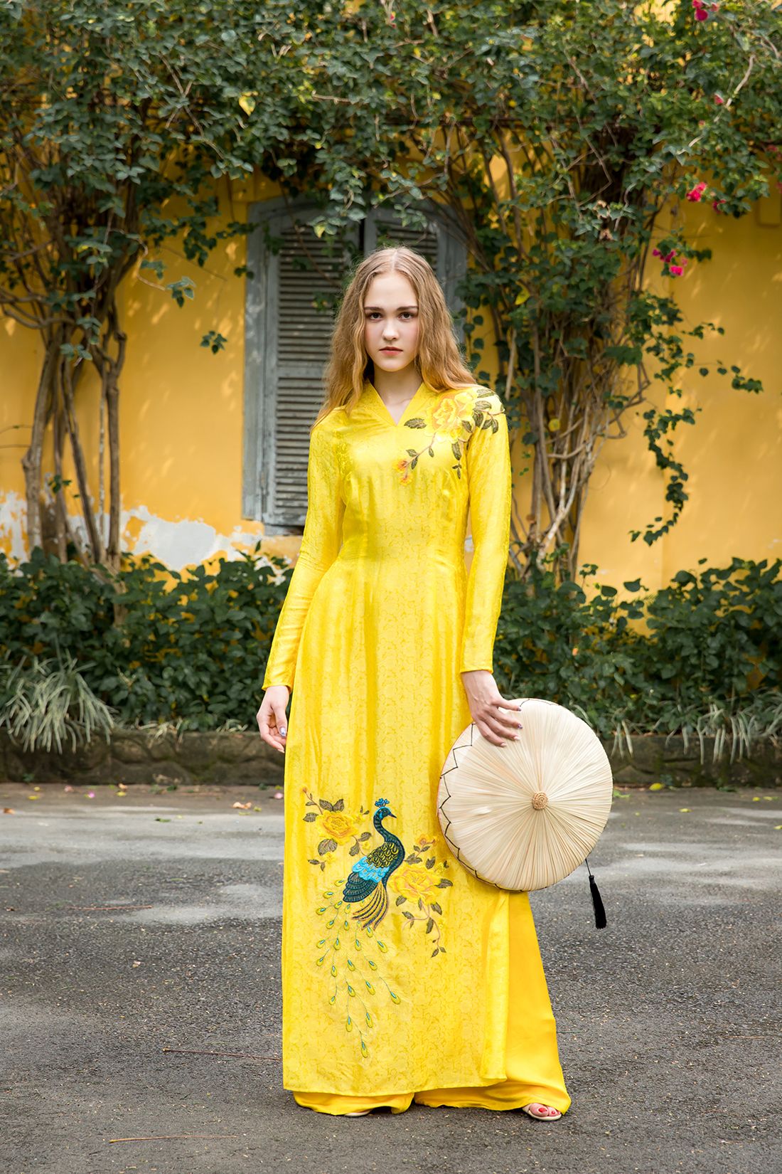 Áo dài cổ V gấm