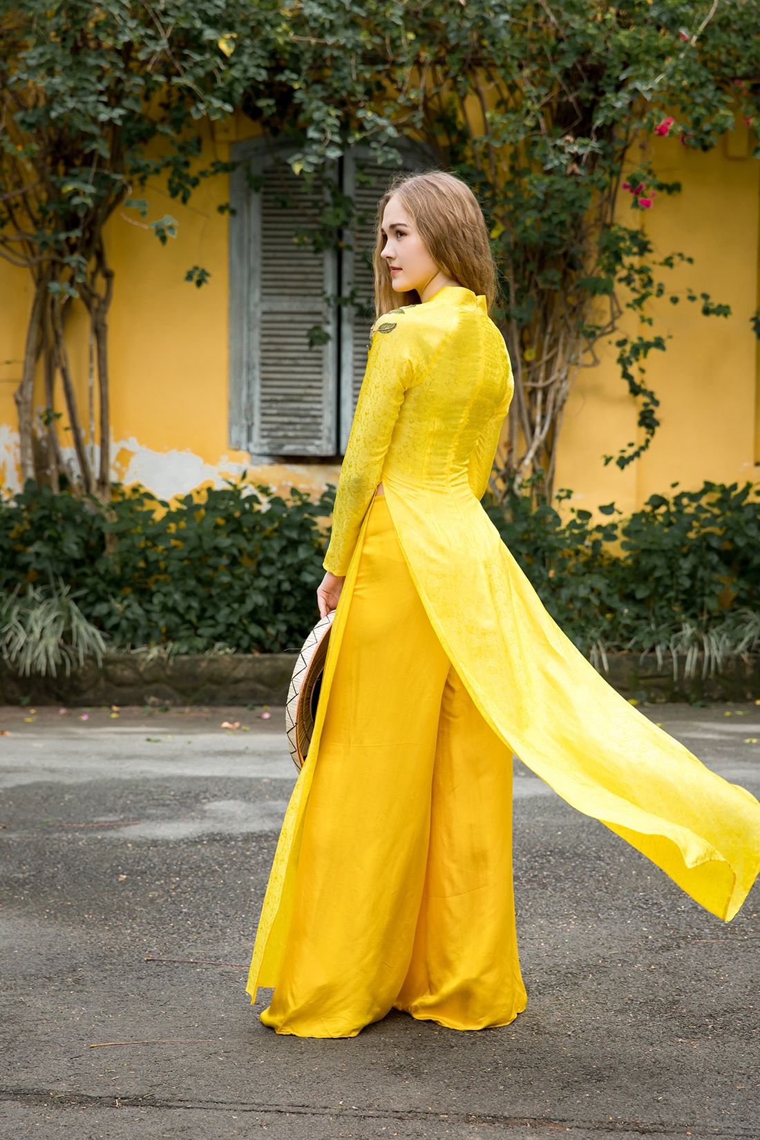Áo dài cổ V gấm