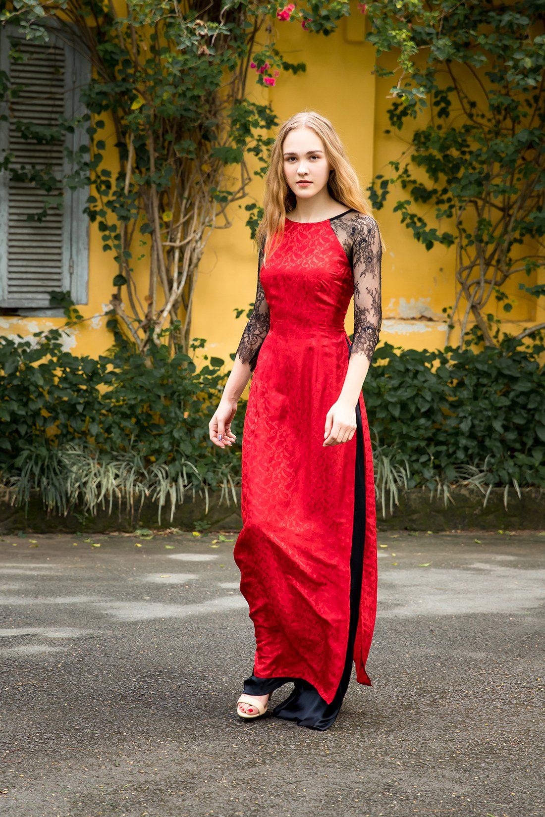 Áo dài cổ thuyền gấm
