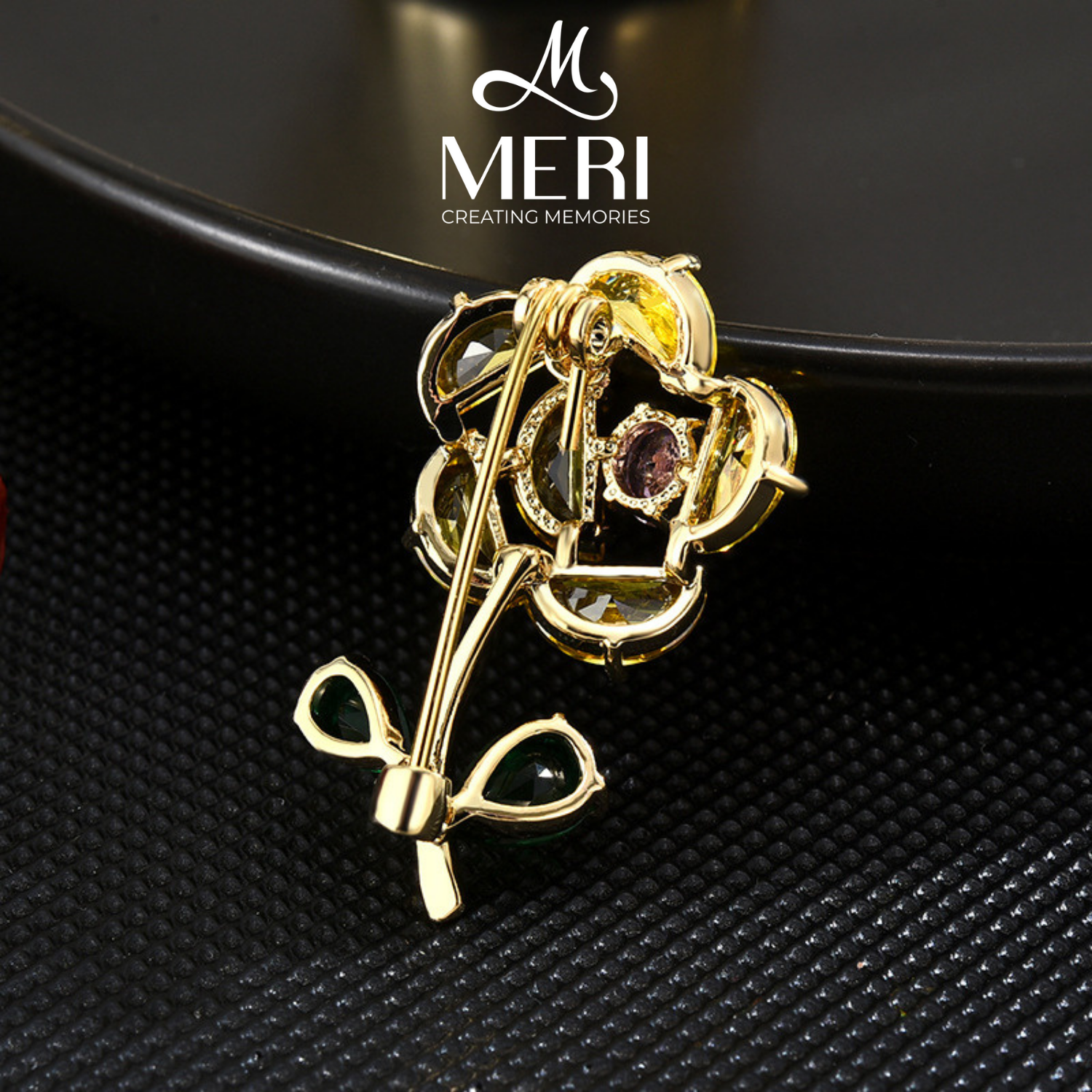 Cài áo Hoa vàng lấp lánh
