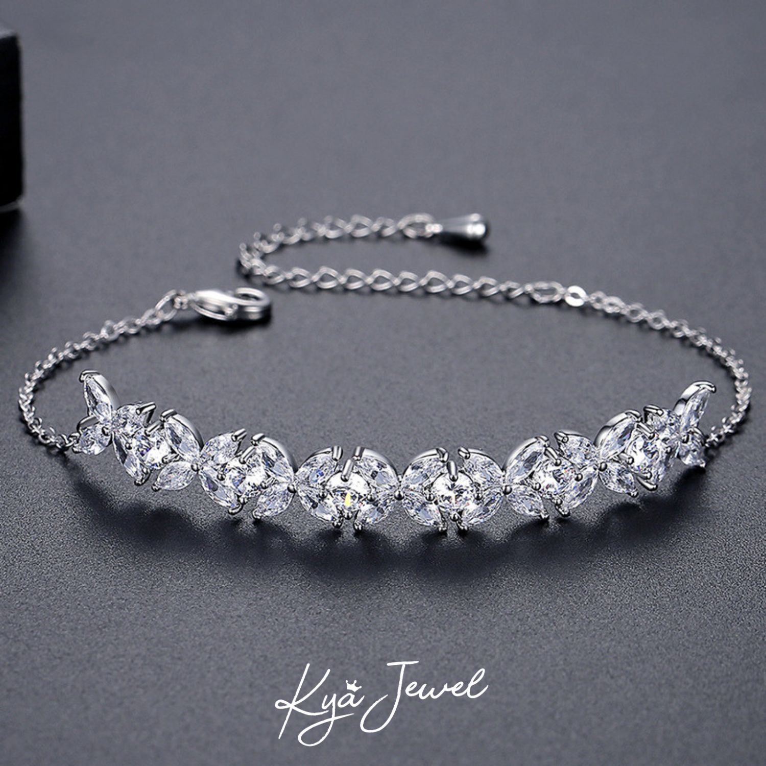 Vòng tay nữ Floral Chain