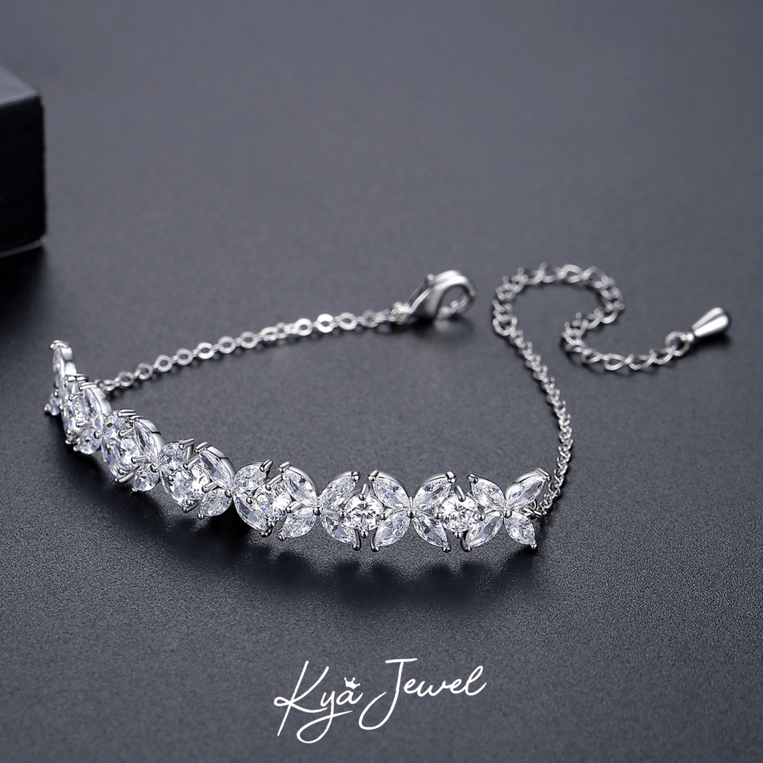 Vòng tay nữ Floral Chain