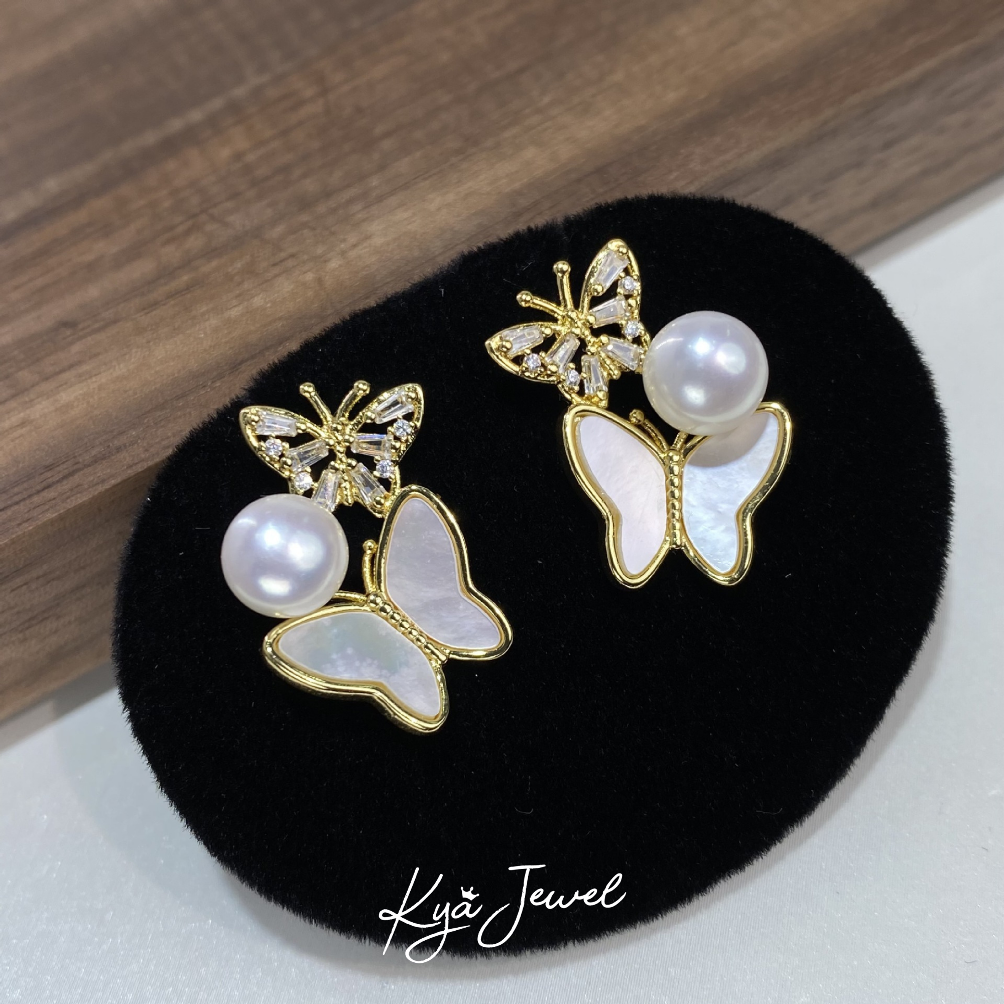 Khuyên ngọc nữ Dancing Pearl Butterfly