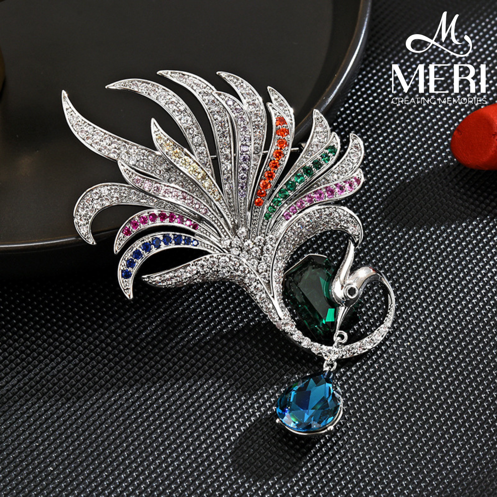 Cài áo Jeweled Peacock