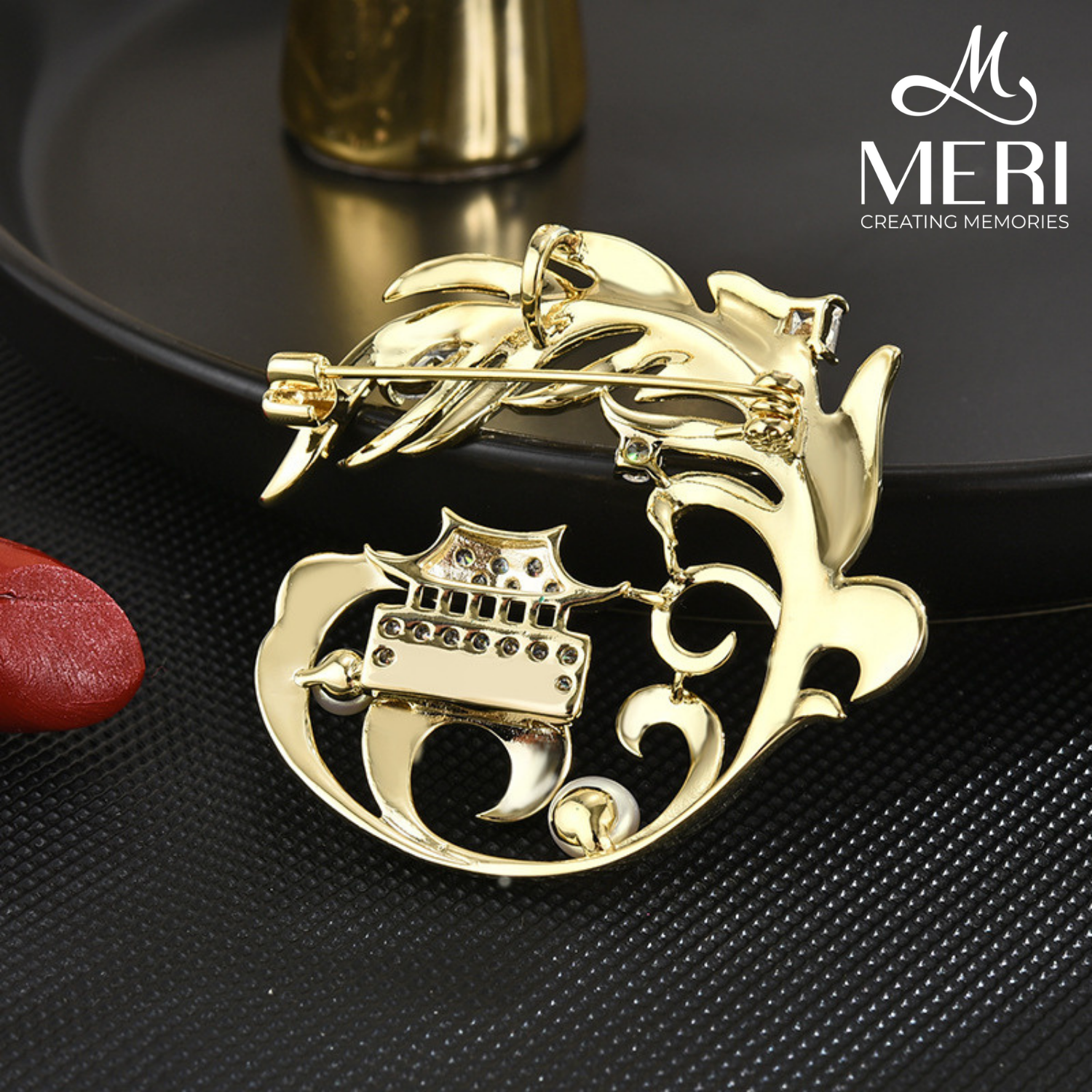 Cài áo ngôi đình lộng lẫy