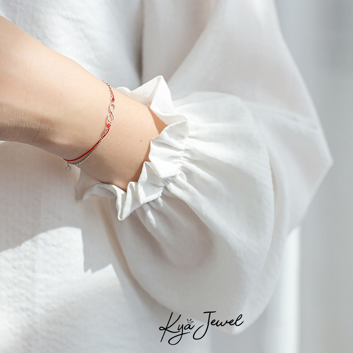 Lắc tay dây đỏ