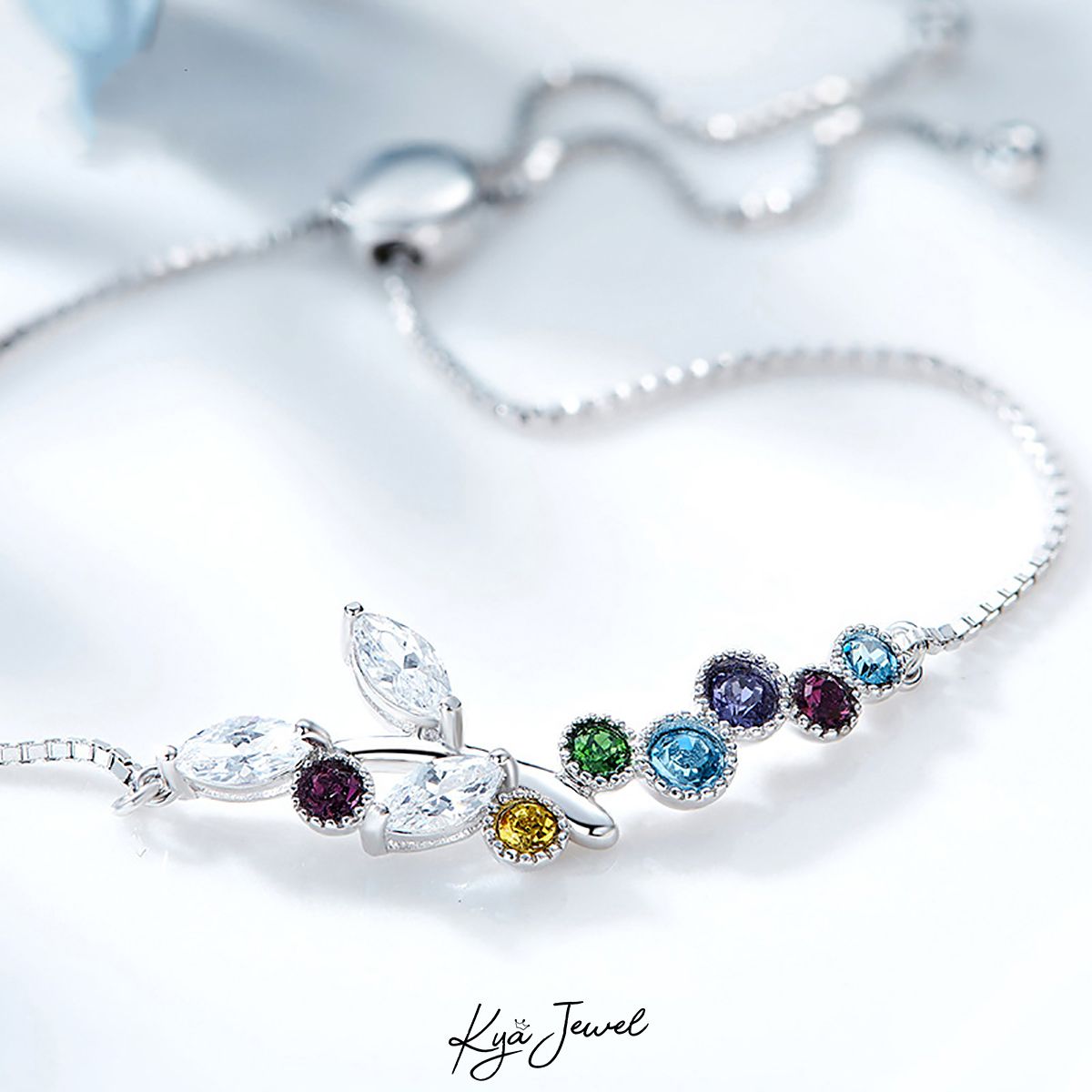 Lắc tay dãy đá pha lê Swarovski trên cành lá