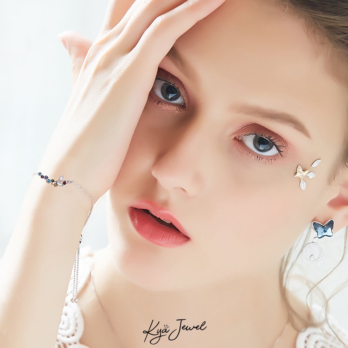Lắc tay dãy đá pha lê Swarovski trên cành lá