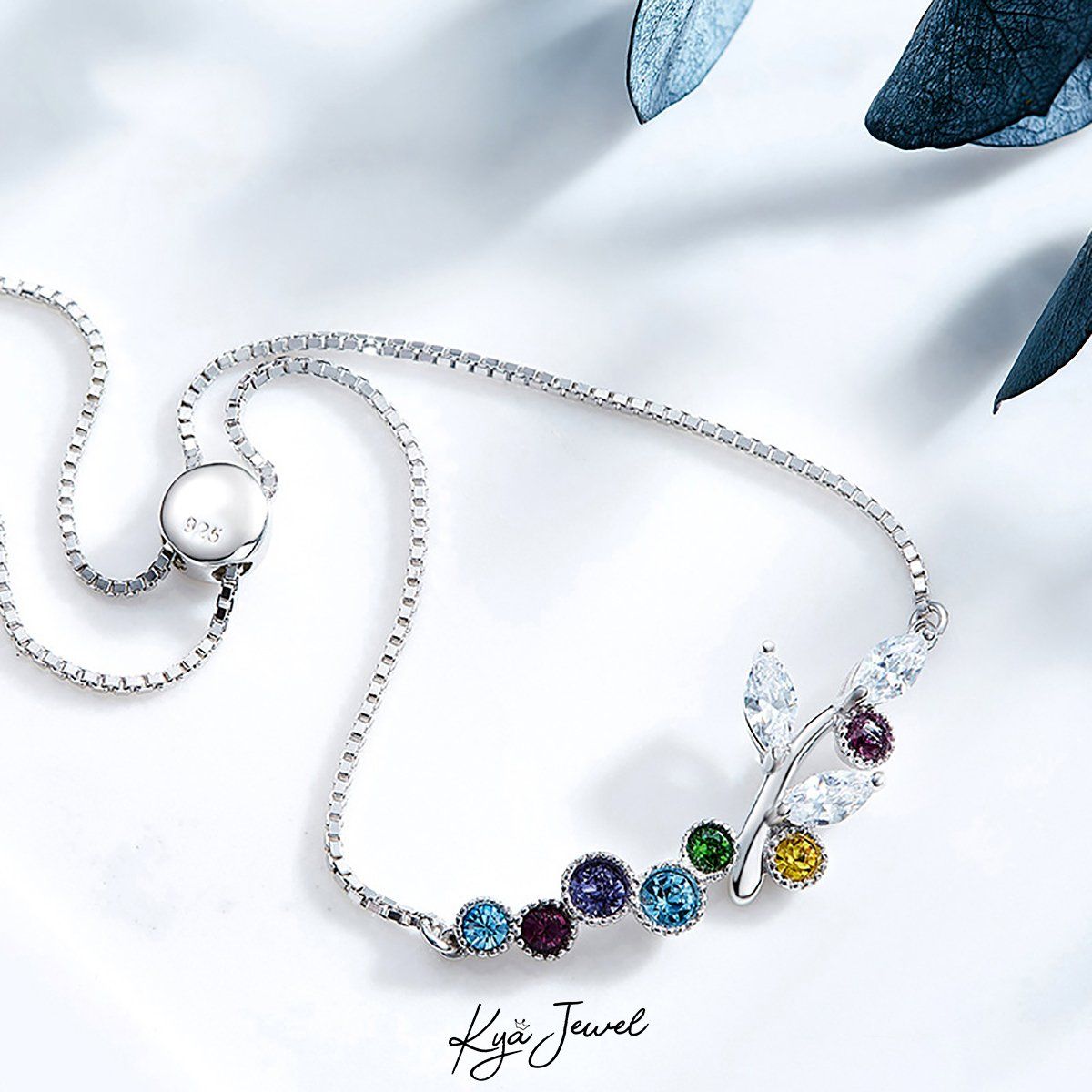Lắc tay dãy đá pha lê Swarovski trên cành lá