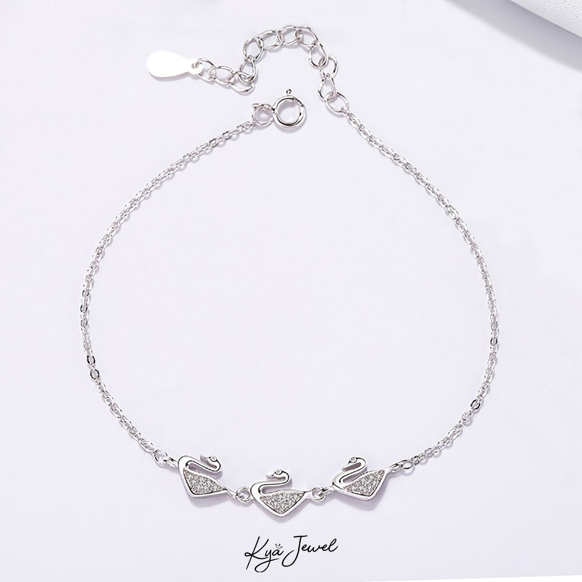 Lắc tay thiên nga bạc ấn tượng