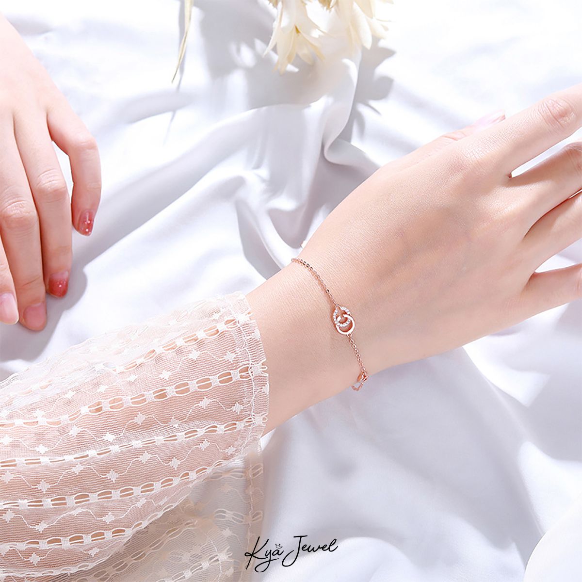 Lắc tay hai vòng tròn đan nhau