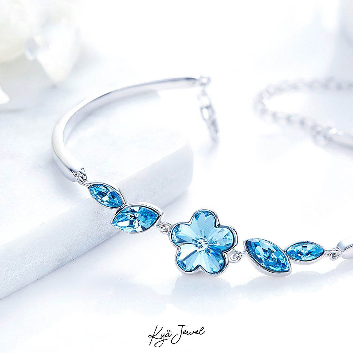 Lắc tay cánh hoa xanh nước đá Swarovski