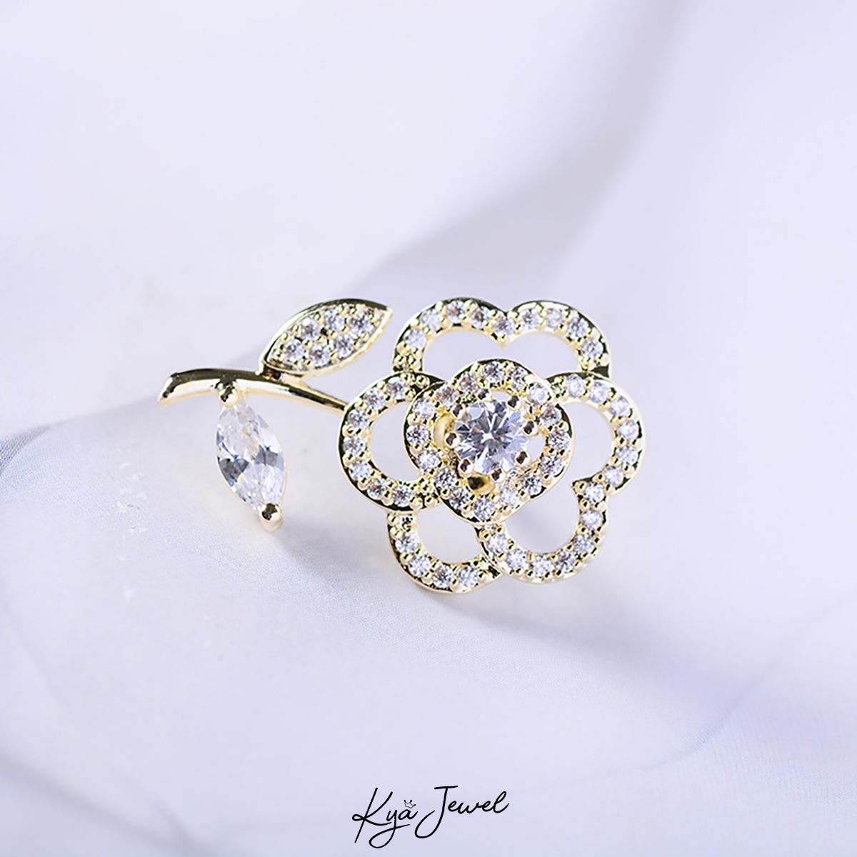 Pin cài áo dáng cành hoa nhỏ nhắn