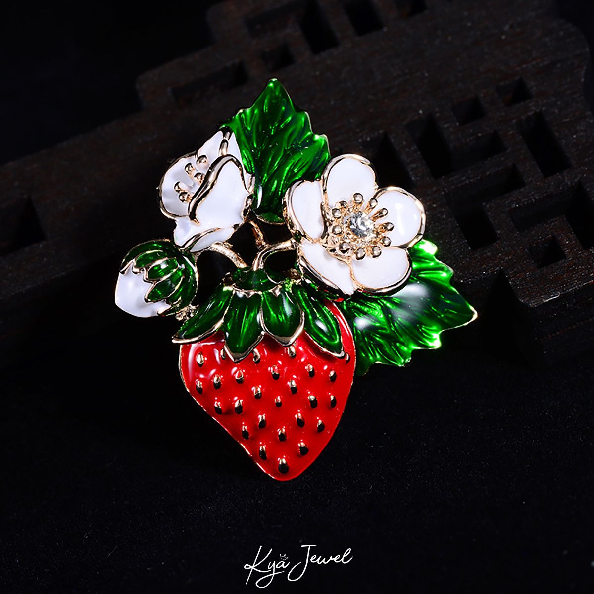 Pin cài áo dâu tây