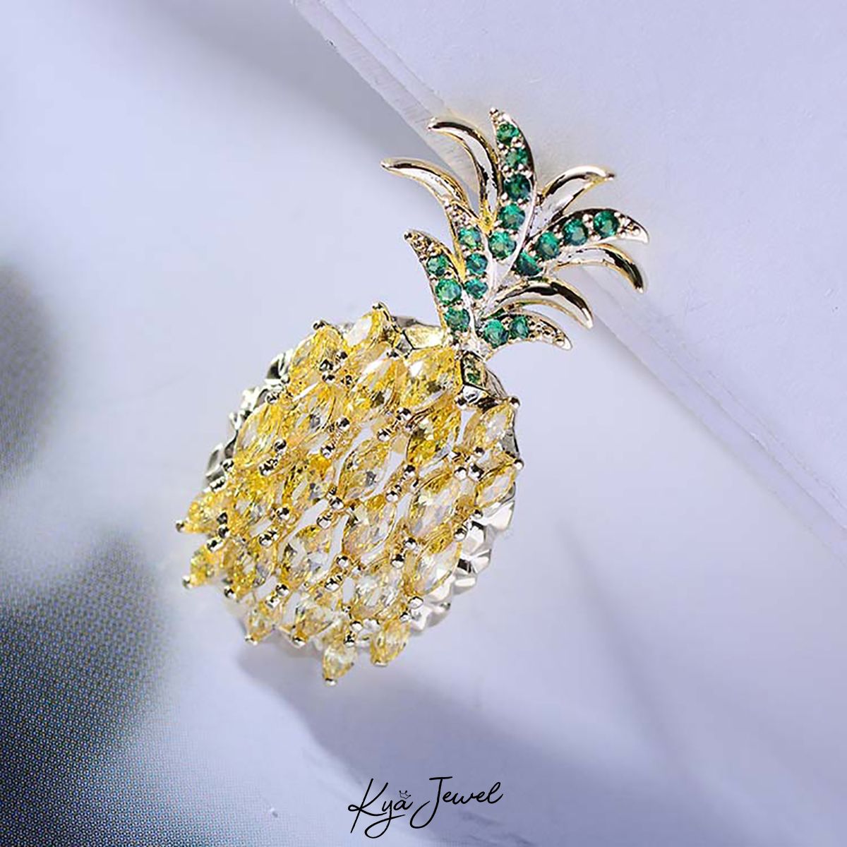 Pin cài áo quả thơm