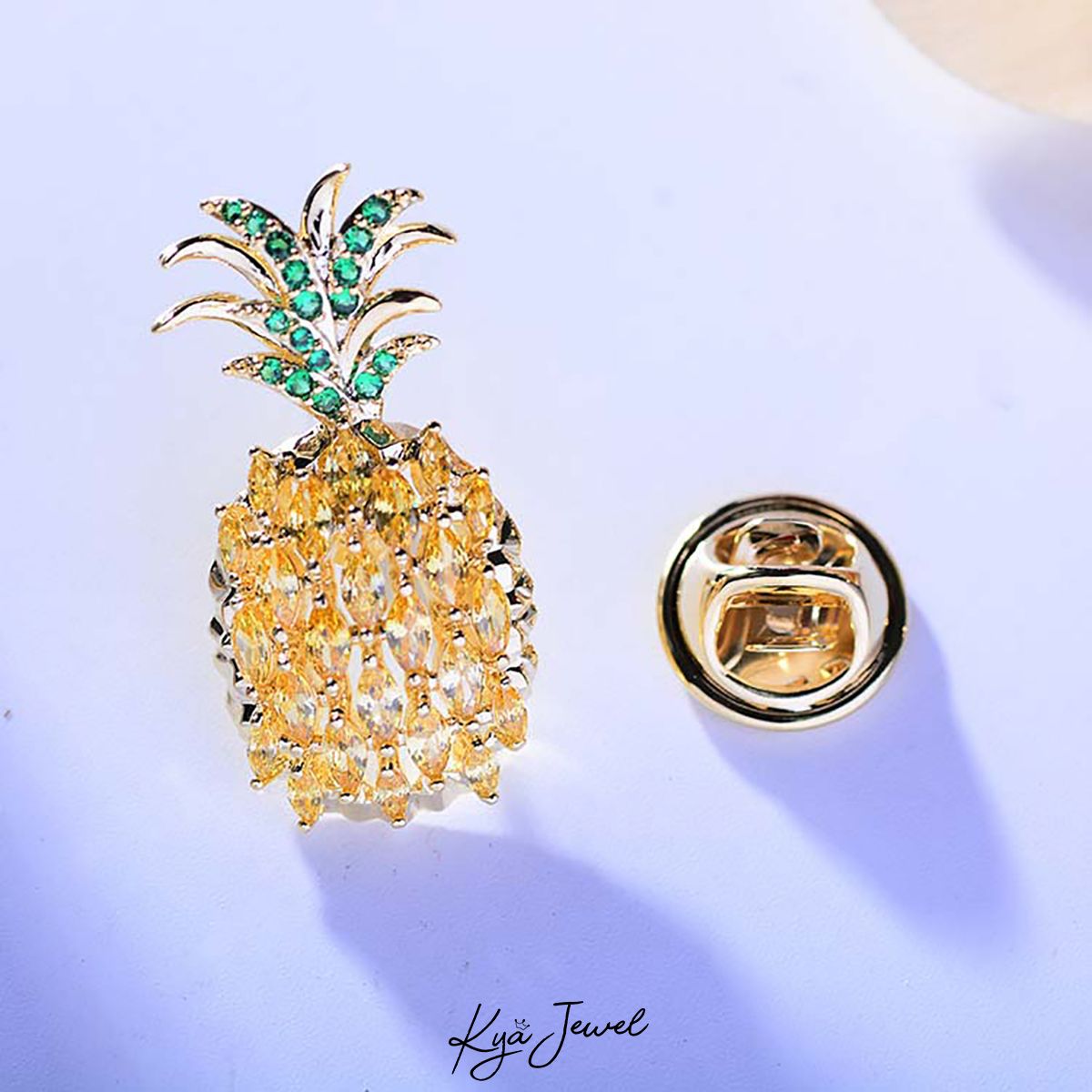 Pin cài áo quả thơm