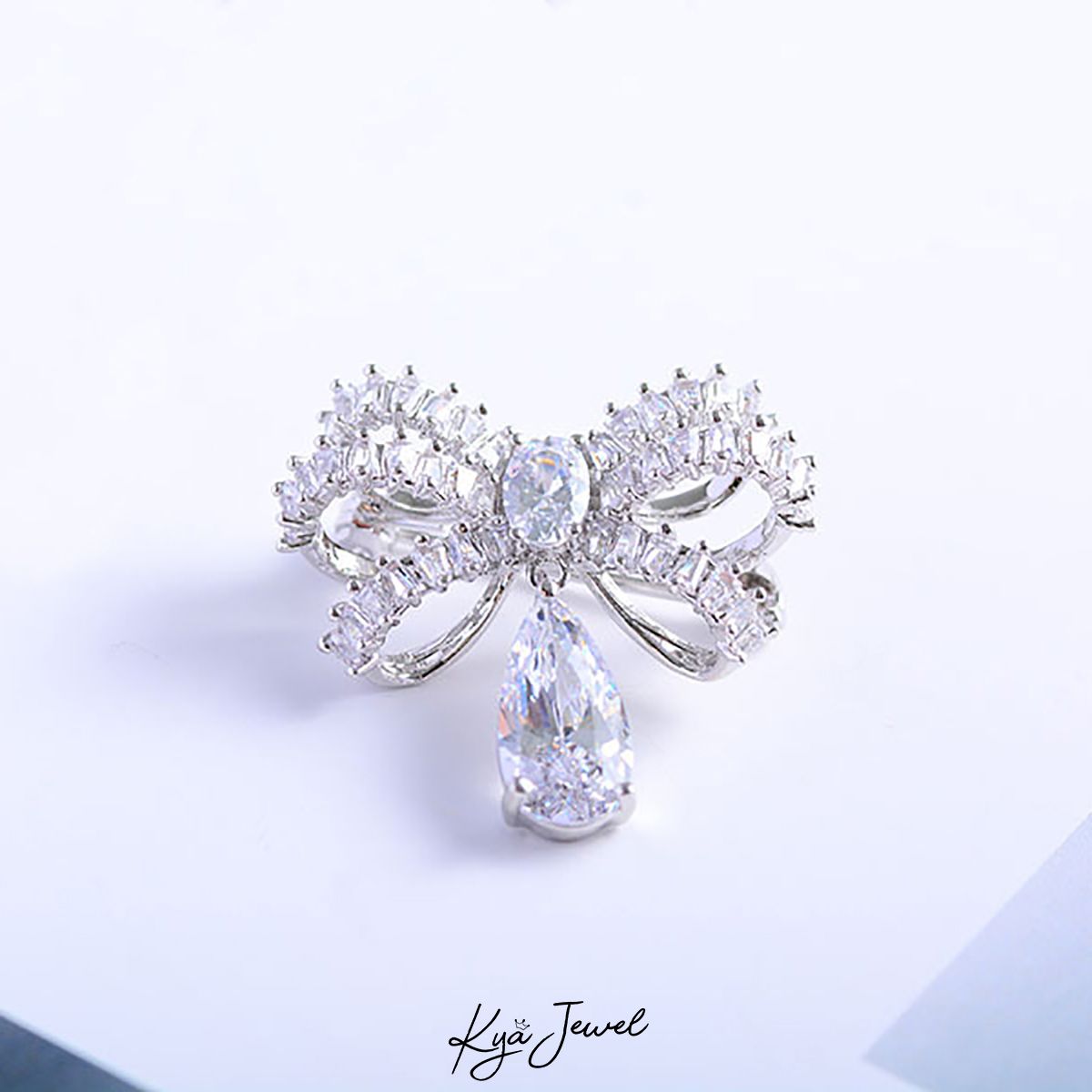Pin cài áo dáng chiếc nơ sang trọng
