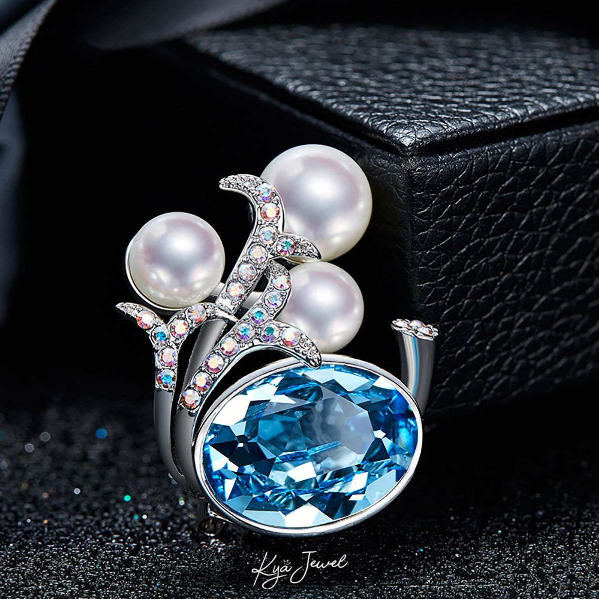 Cài áo đài hoa ngọc trai và đá Swarovski
