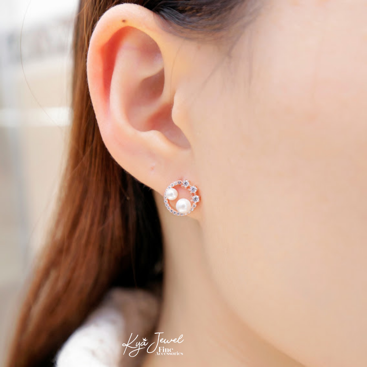 Hoa tai tròn nhuỵ ngọc trai ấn tượng