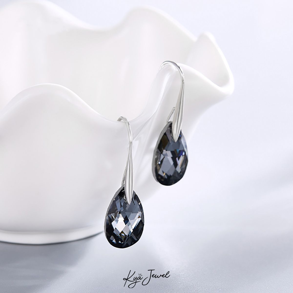 Hoa tai Swarovski đen dáng móc thời thượng