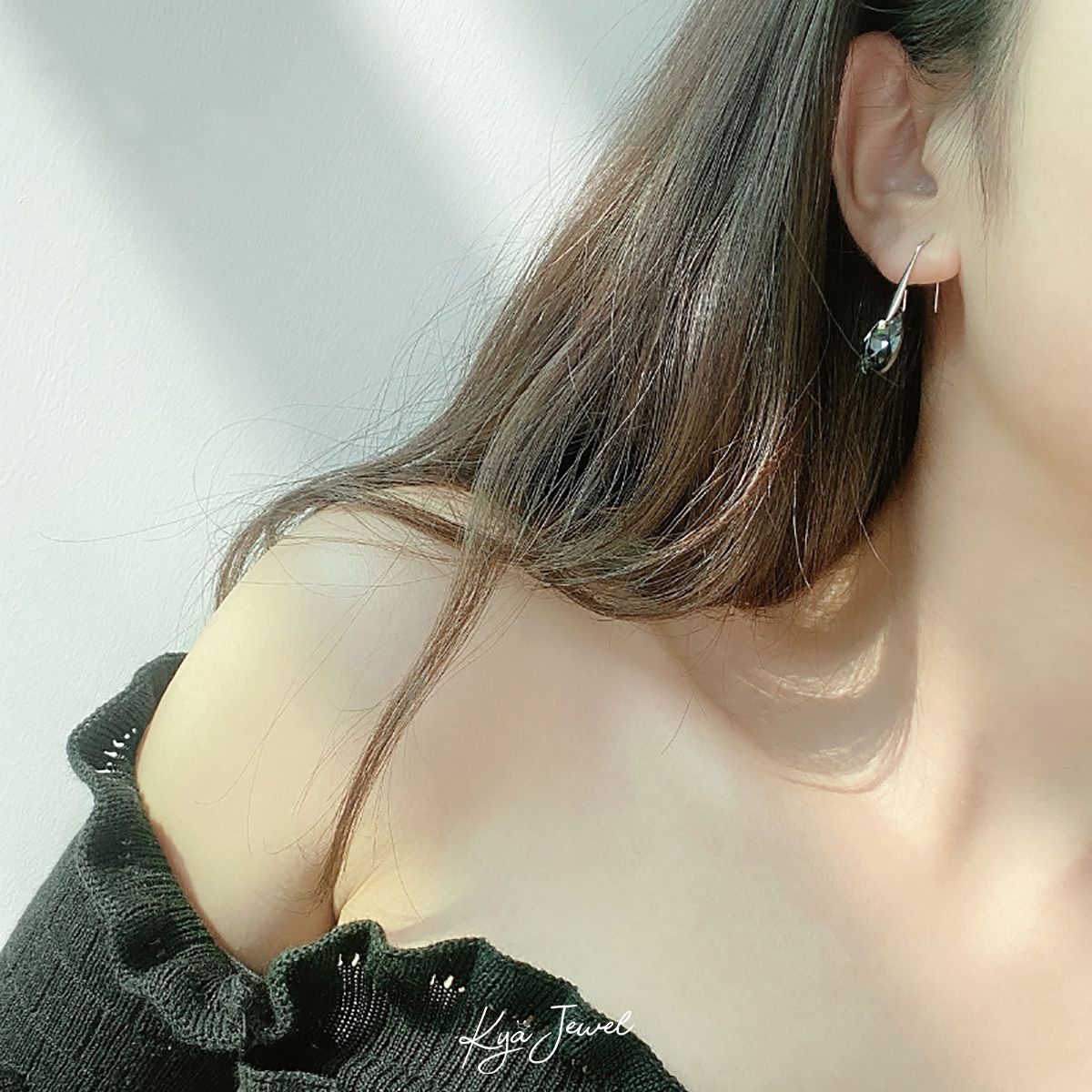 Hoa tai Swarovski đen dáng móc thời thượng