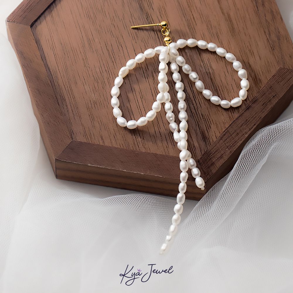 Hoa tai ngọc trai tự nhiên chiếc nơ ấn tượng