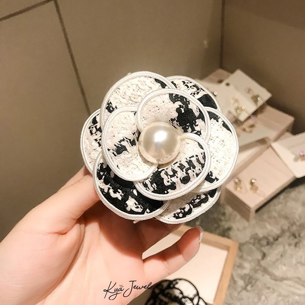 Cài áo vải dáng hoa trắng đen mới mẻ