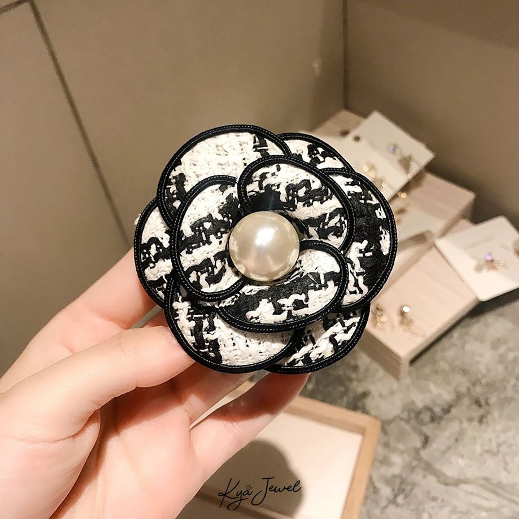Cài áo vải viền đen nhụy ngọc trai đặc biệt