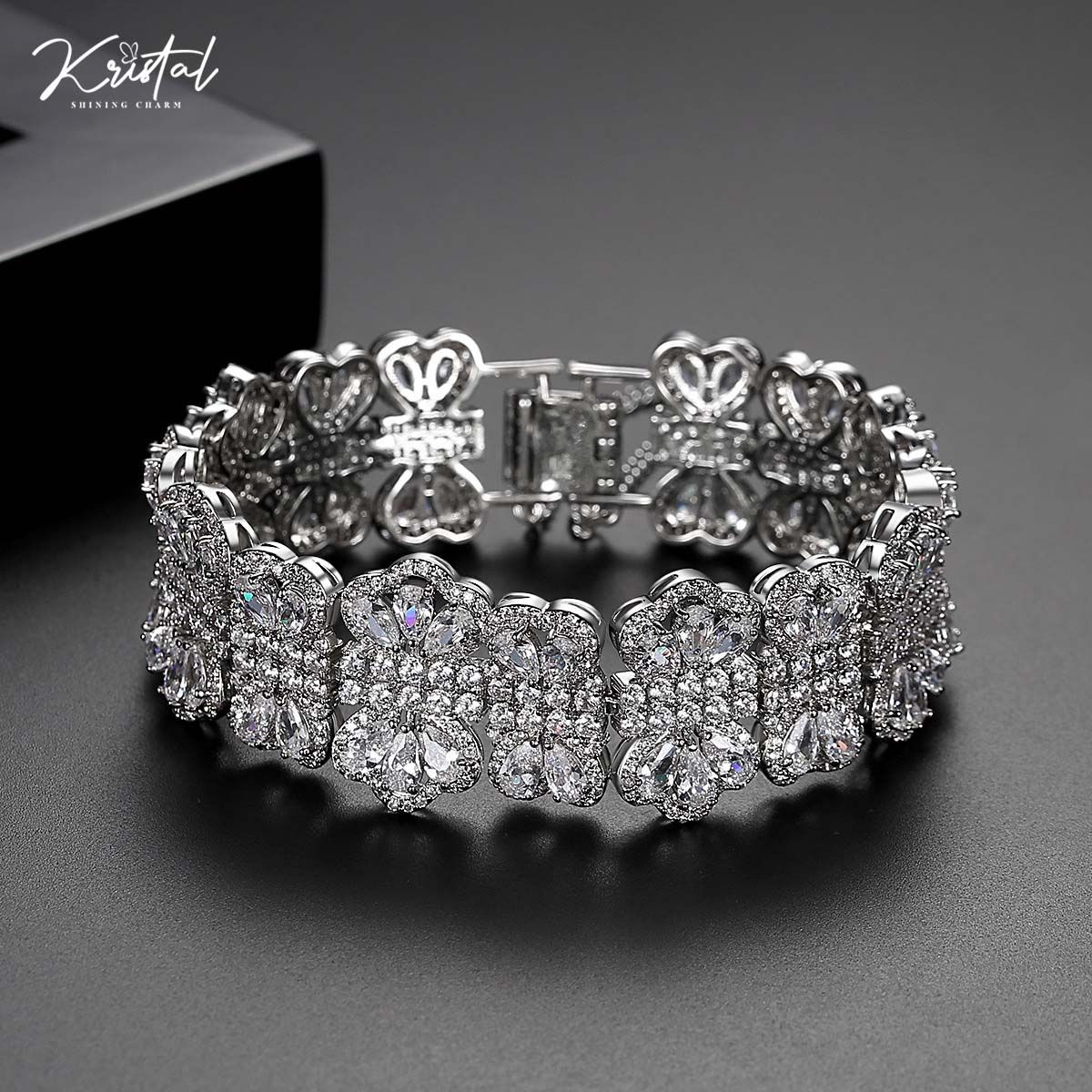 Lắc tay cánh bướm đá cz trắng thời thượng