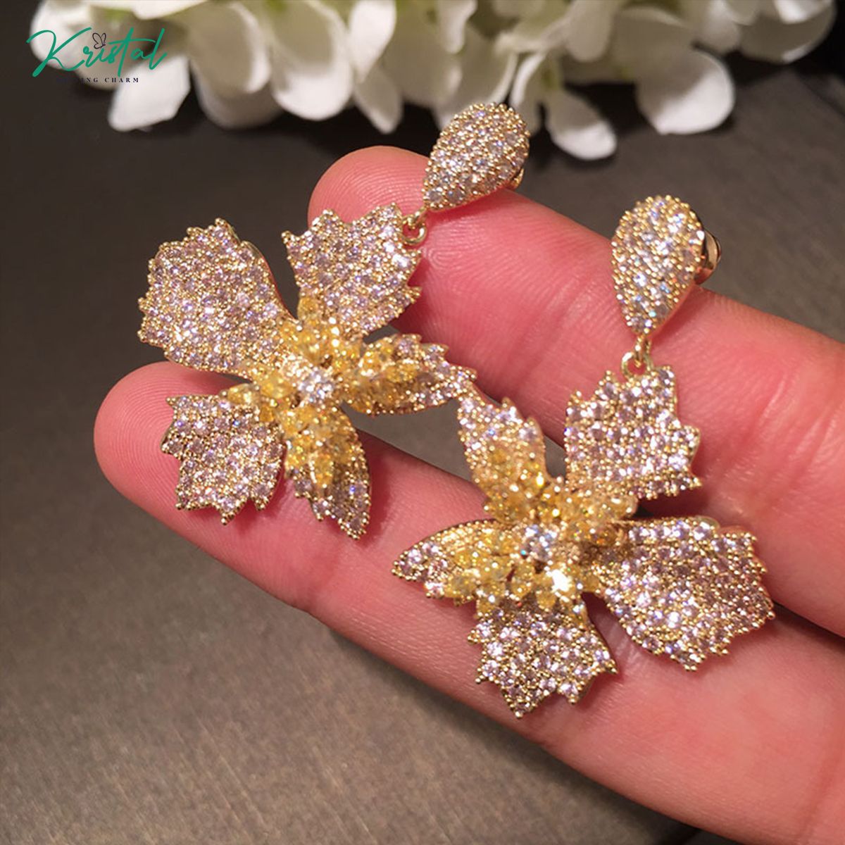 Hoa tai hoa lá vàng rực rỡ