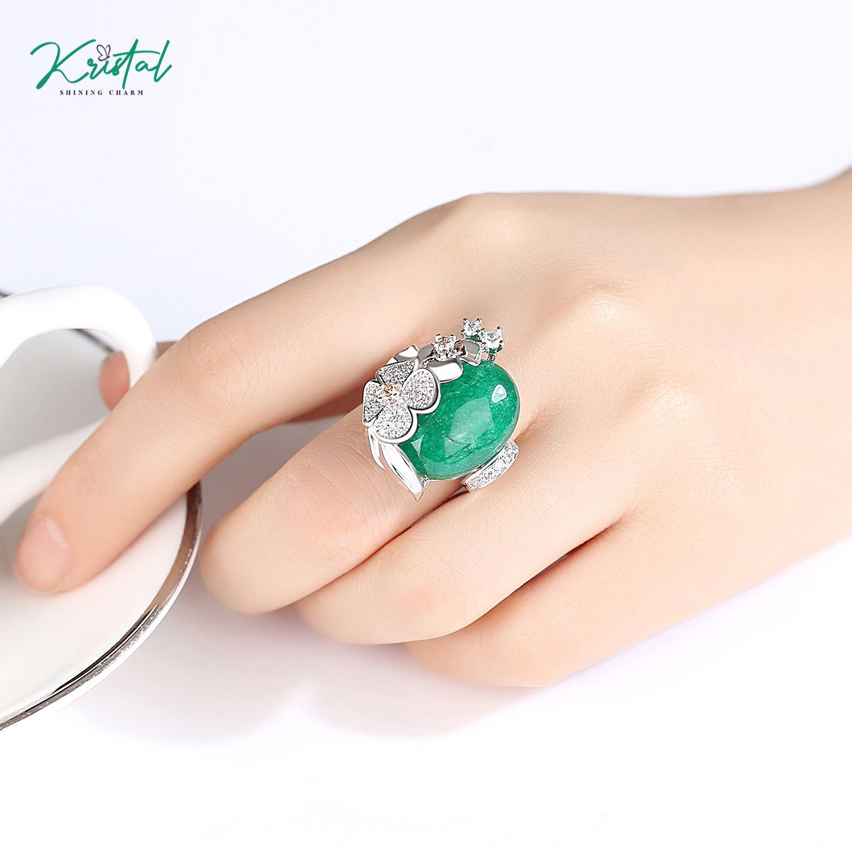 Nhẫn hoa kèm đá xanh lục sang trọng