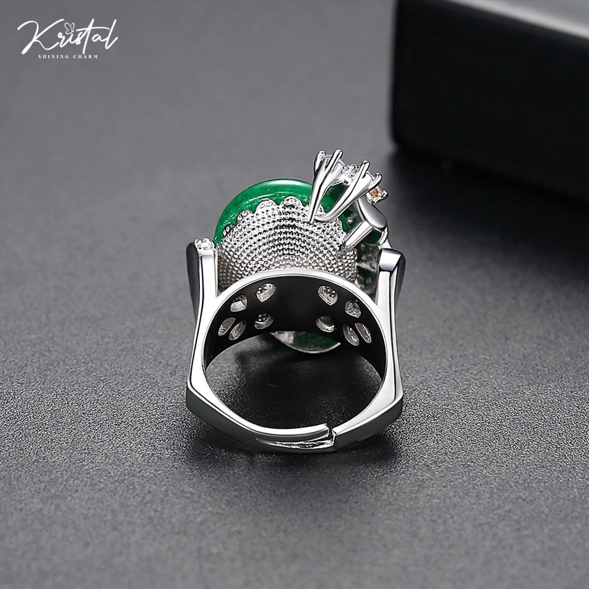 Nhẫn hoa kèm đá xanh lục sang trọng