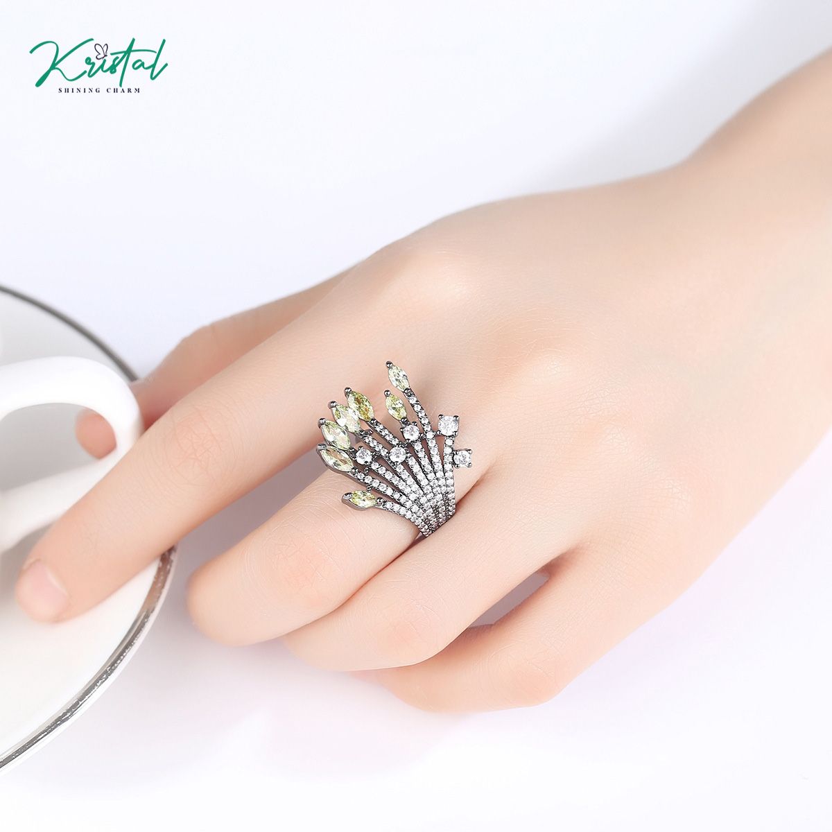 Nhẫn đuôi công sang trọng