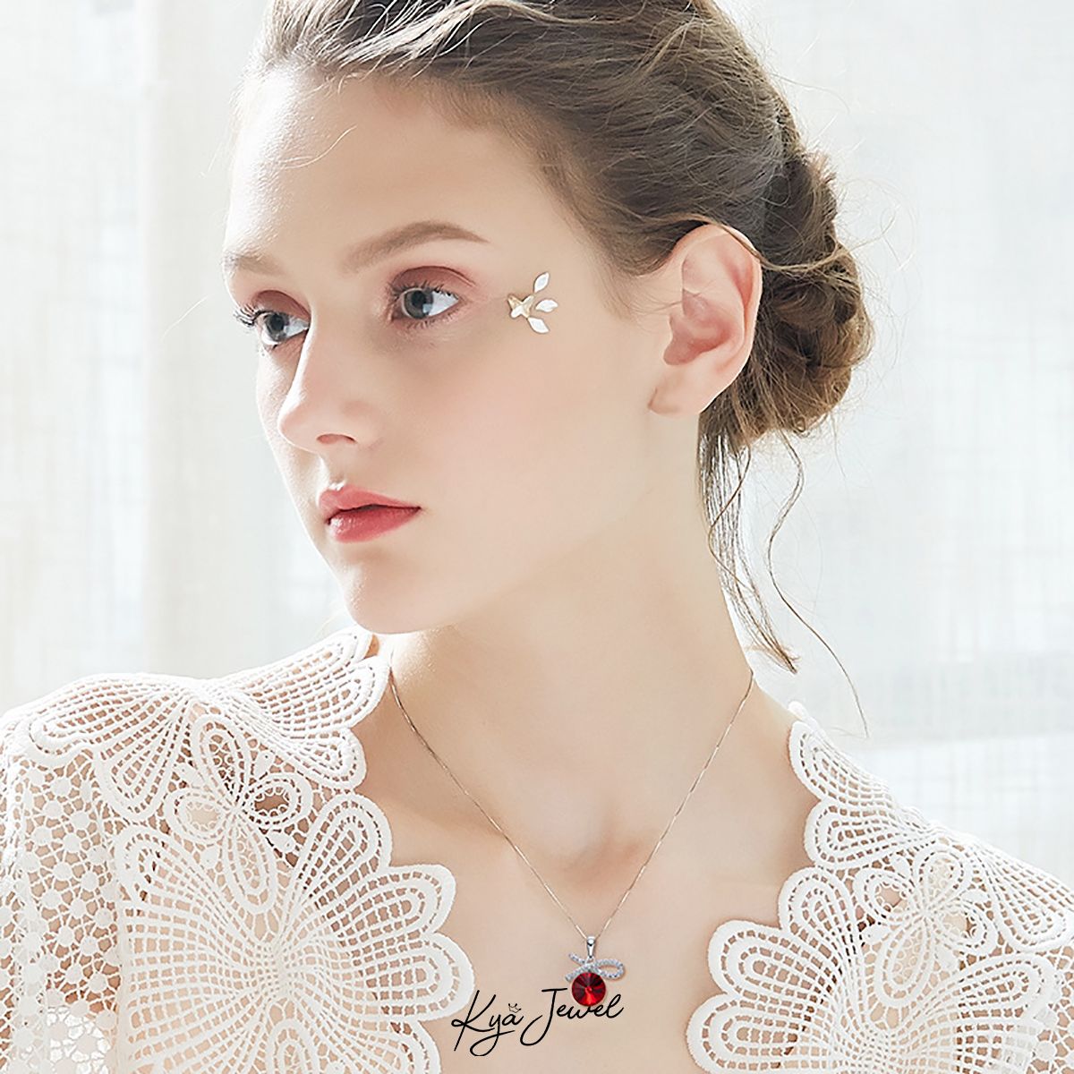 Dây chuyền Swarovski đỏ kèm nơ